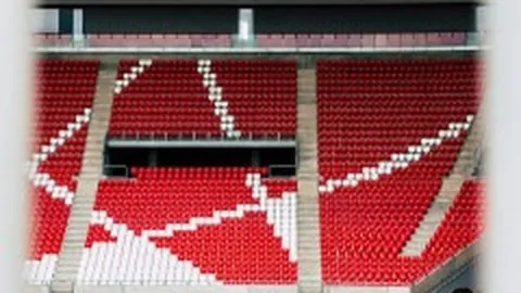 激战半场：热刺与利物浦0-0握手言和，西蒙斯染红，维尔茨惊魂制造危机！